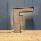 Grote letter F van zink met verlichting uit Amerika