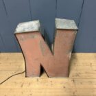 Grote letter N van zink met verlichting uit Amerika