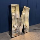 Grote letter N van zink met verlichting uit Amerika
