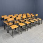 Partij oude grijze Franse Mullca schoolstoelen