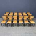 Partij oude grijze Franse Mullca schoolstoelen