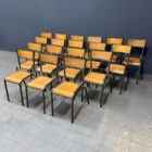 Partij oude grijze Franse Mullca schoolstoelen