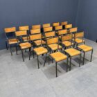 Partij oude grijze Franse Mullca schoolstoelen