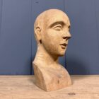 Oud uit hout gesneden hoofd of buste
