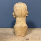 Oud uit hout gesneden hoofd of buste