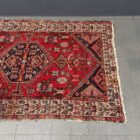 Oud vintage roodkleurig handgeknoopt tapijt