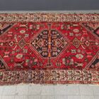Oud vintage roodkleurig handgeknoopt tapijt