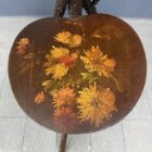 Antieke rozentakken plantentafel met bloemen beschilderde plateaus