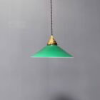 Groen glazen hanglamp met schuine kap en messing armatuur