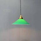 Groen glazen hanglamp met schuine kap en messing armatuur