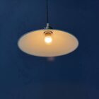 Groen glazen hanglamp met schuine kap en messing armatuur