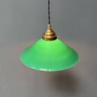 Groen glazen hanglamp met schuine kap en messing armatuur