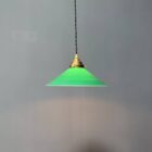 Groen glazen hanglamp met schuine kap en messing armatuur