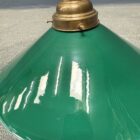 Groen glazen hanglamp met schuine kap en messing armatuur