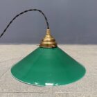 Groen glazen hanglamp met schuine kap en messing armatuur