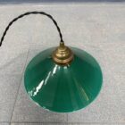 Groen glazen hanglamp met schuine kap en messing armatuur