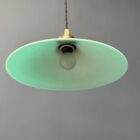 Groen glazen hanglamp met schuine kap en messing armatuur