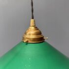 Groen glazen hanglamp met schuine kap en messing armatuur