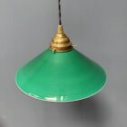 Groen glazen hanglamp met schuine kap en messing armatuur