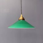 Groen glazen hanglamp met schuine kap en messing armatuur