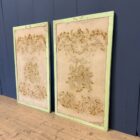 Set van twee geborduurde panelen uit Frankrijk in mint groene lijsten