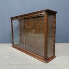 Franse eikenhouten wandvitrine met schuifdeuren