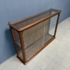 Franse eikenhouten wandvitrine met schuifdeuren