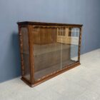 Franse eikenhouten wandvitrine met schuifdeuren