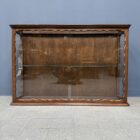 Franse eikenhouten wandvitrine met schuifdeuren
