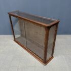 Franse eikenhouten wandvitrine met schuifdeuren