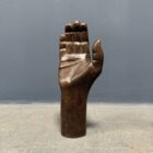 Decoratieve uit hout gesneden hand