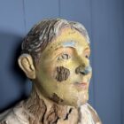 Verweerd sleets houten beeld van een jonge man