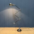 Gepolijste 5 arms Jieldé vloerlamp met zwart merk plaatje