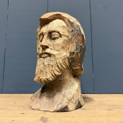 Uit hout gesneden hoofd van een man met baard