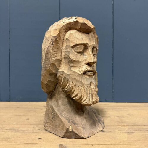 Uit hout gesneden hoofd van een man met baard