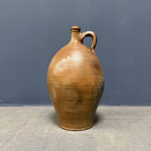 Grote antieke aardewerk kruik