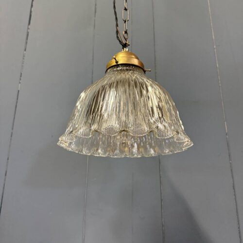 Middelgrote Asteroid persglazen Holophane hanglamp met messing armatuur