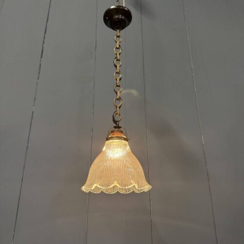 Klein formaat persglazen Holophane hanglamp met ketting en plafondkap