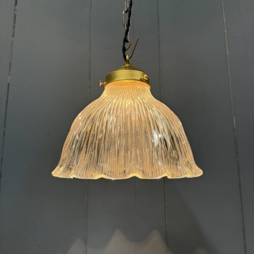 Middelgrote persglazen Holophane hanglamp met messing armatuur