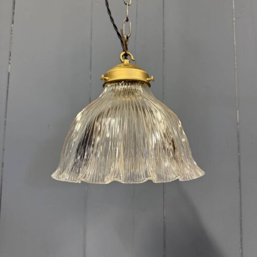 Middelgrote persglazen Holophane hanglamp met messing armatuur