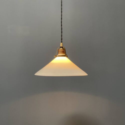 Opaline glazen hanglamp met schuine kap