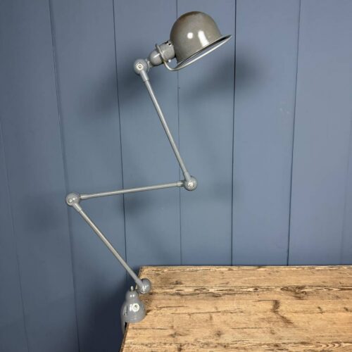Donkergrijze drie-arms Jielde tafel klemlamp