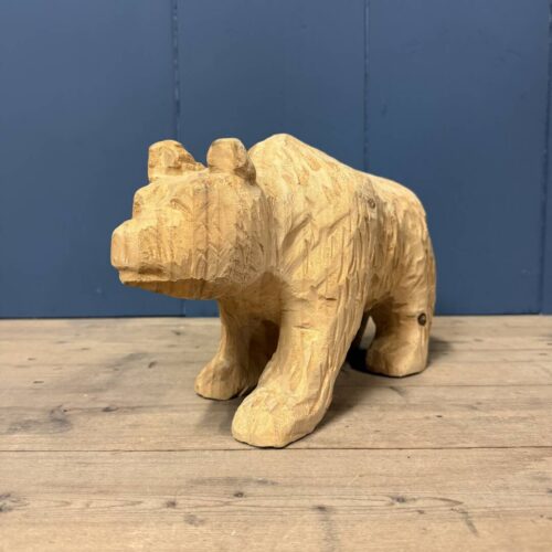 Uit hout gesneden beer
