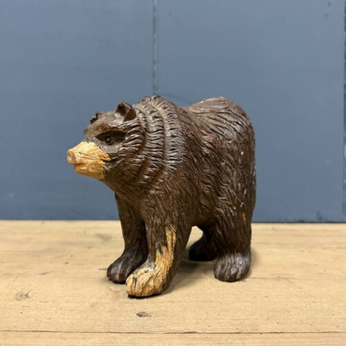 Uit hout gesneden beer van hardhout
