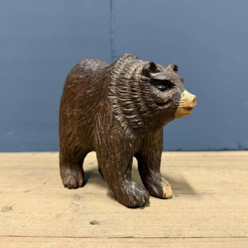 Uit hout gesneden beer van hardhout