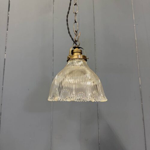 Klein formaat persglazen holophane hanglamp met messing armatuur