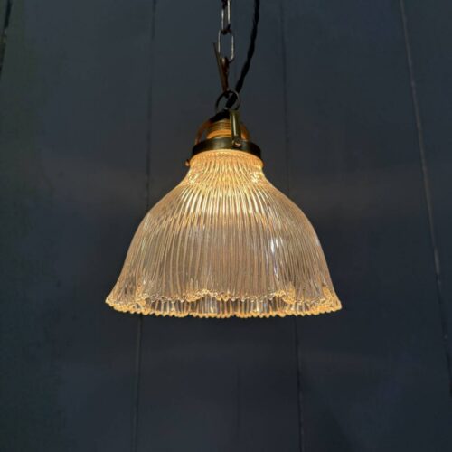 Klein formaat persglazen holophane hanglamp met messing armatuur