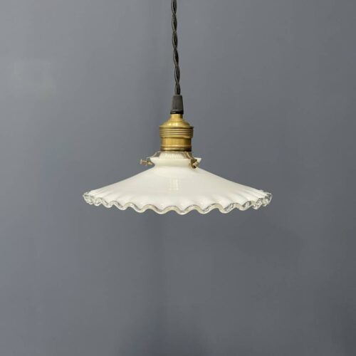 Klein formaat Franse opaline glazen hanglamp met kartelrand