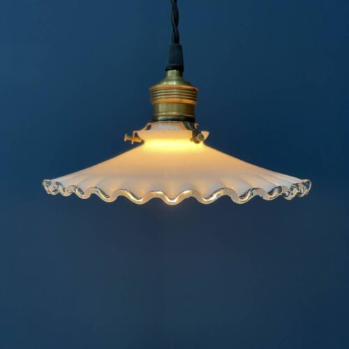 Klein formaat Franse opaline glazen hanglamp met kartelrand