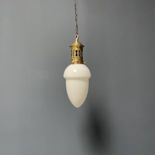 Opaline glazen hanglamp met sierlijk messing armatuur